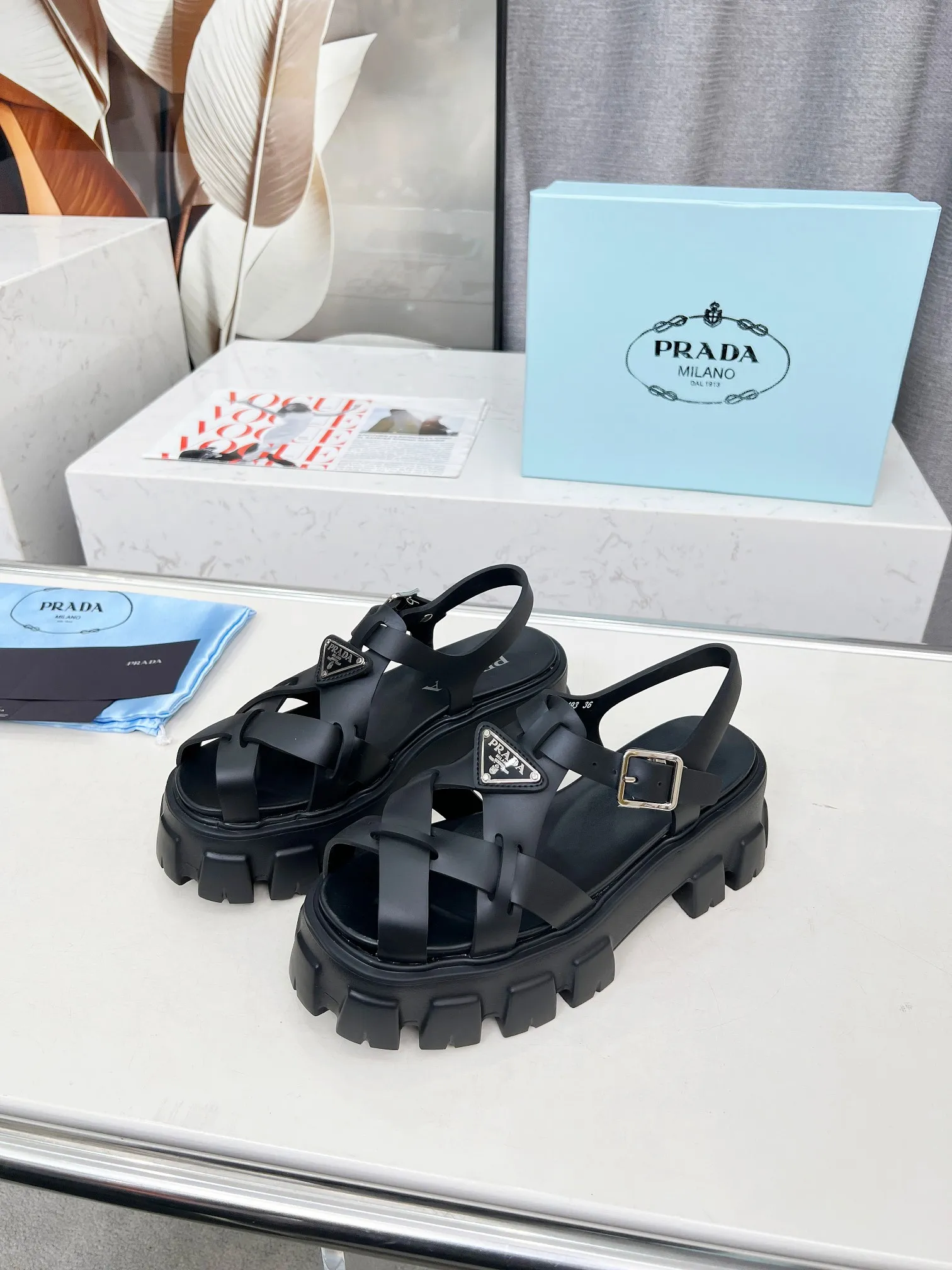 👟👟Ex-factory price 460👟👟 prada Roman shoes will definitely make you fall in love with them! The latest spring and summer sawtooth Roman braided thick-soled sandals E64, retro, fashionable and avant-garde gear teeth, 55mm thick-soled soles and uppers, making the whole pair of shoes light and comfortable. Bright colors, a variety of choices to satisfy fashionable people of different styles! The iconic metal triangle logo is paired with the shape of ancient beach sandals. Every design element is fashionable! Color: black and white Size: 35-41